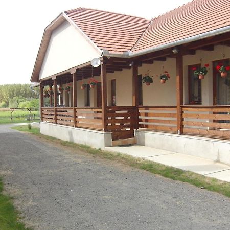Hotel Kekszilva Vendeghaz Pap Exterior foto